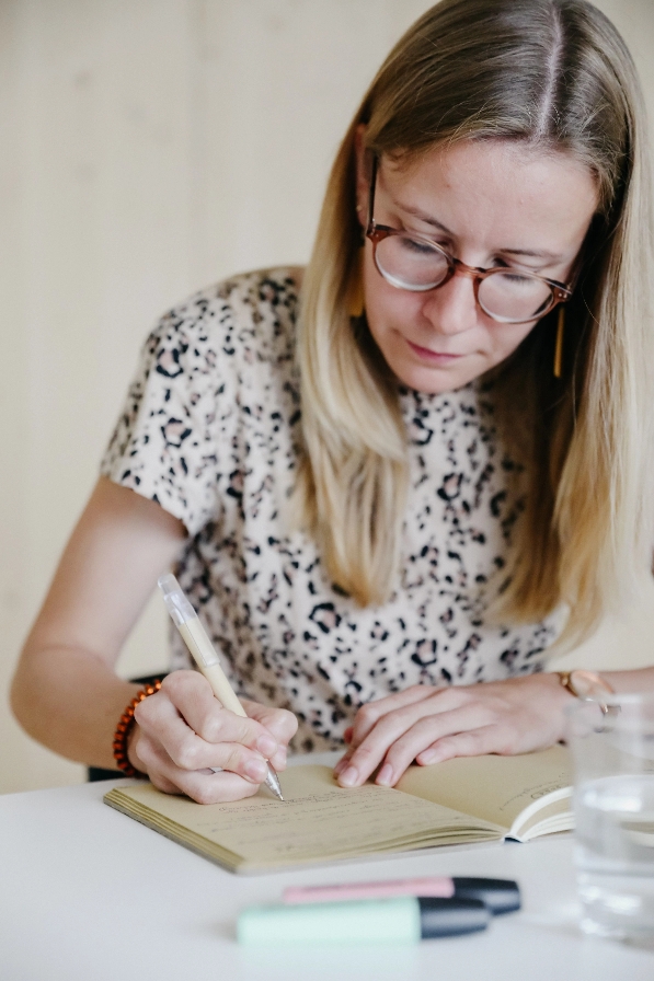 Sveva, tekstschrijver, copywriter en communicatiemedewerker voor kinderopvangsector, is geconcentreerd aan het schrijven.